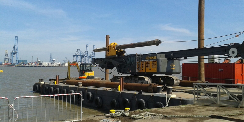 Delmag RH28 drilling rig loading onto barge River Thames