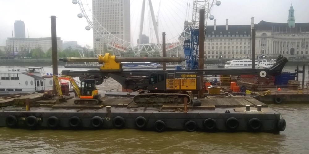 Delmag RH28 rig transported by barge on River Thames